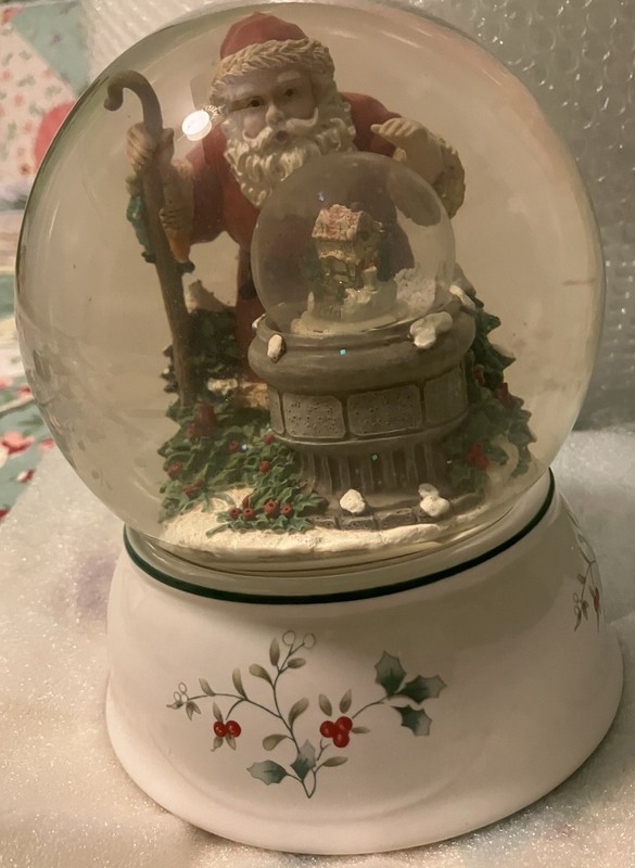 Pfaltzgraff Winterberry Christmas Santa Musical Snow Globe Series 2001