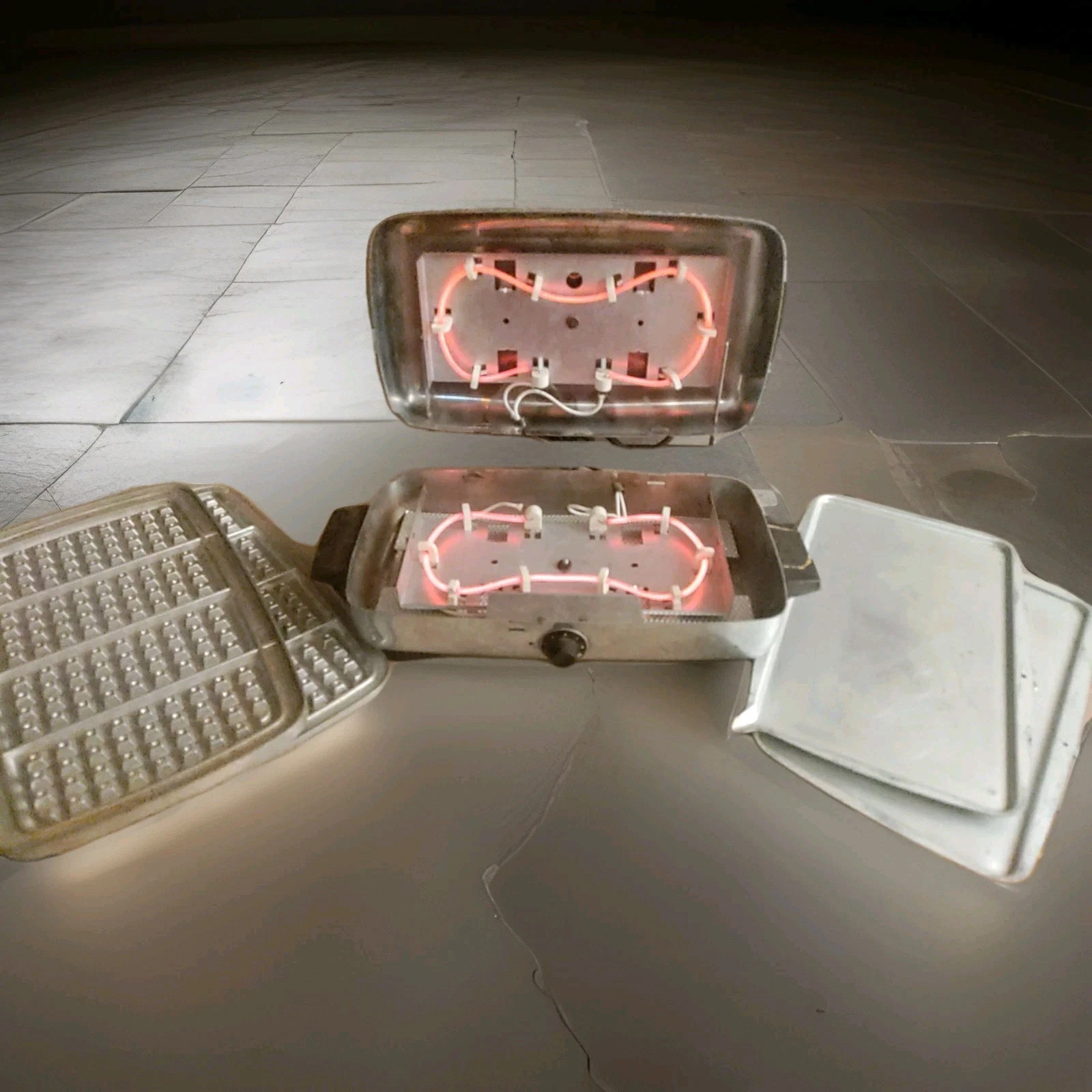 Vintage GE General Electric Waffle Maker 1950’s Chrome 179G40 Tested W/plates
