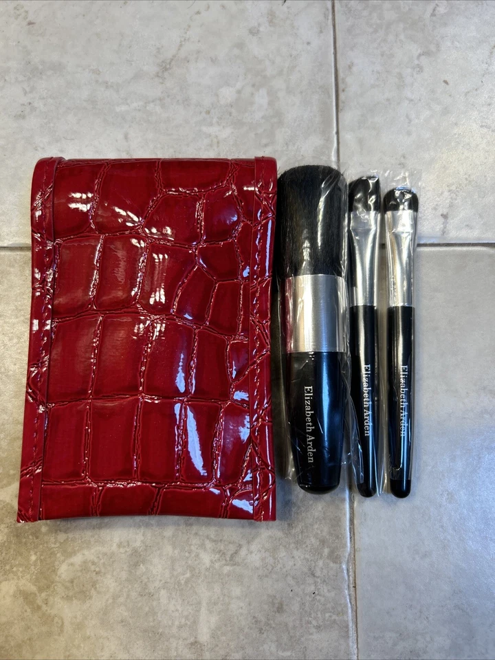 NUEVO Juego de 3 brochas de maquillaje Elizabeth Arden con bolsa roja Foto 2 de 4