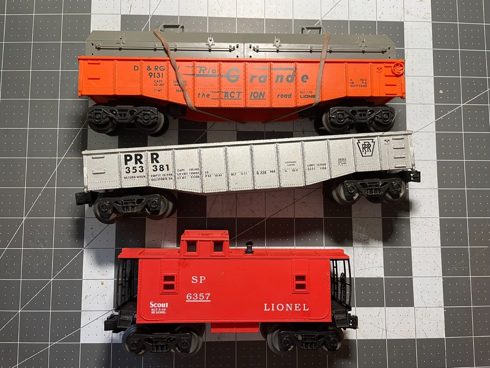 3 Lionel cars -  Rio Grande, Pennsylvania Gondolas & a lighted caboose