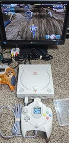 Sega Dreamcast Console BUNDLE W/ 2 cont. , 1 VMU, 1 Game, 1 Rumble Pak. RD DESC.