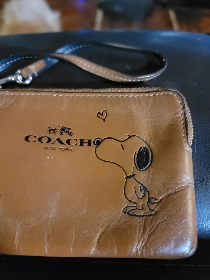 Cartera de cuero COACH X PEANUTS Snoopy Kiss con cremallera MARRÓN usada Foto 2 de 4