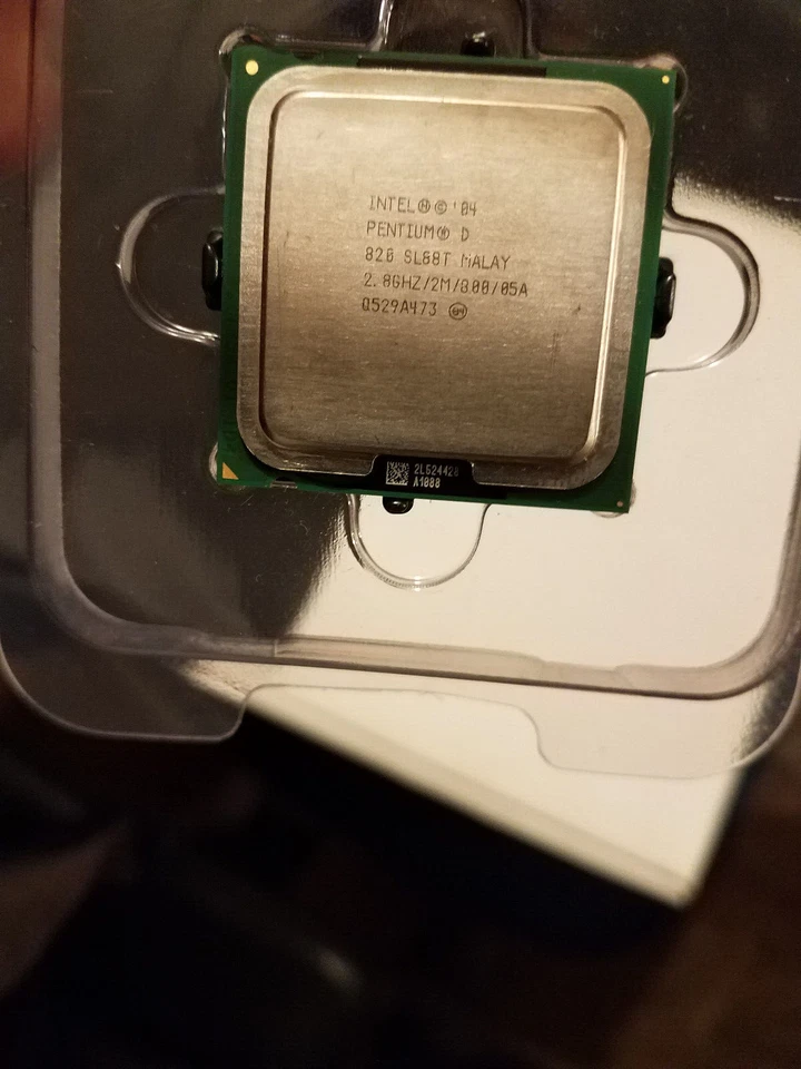 Intel Pentium D 820 2MB L2 Cache FSB 800 2.8 GHz Socket 775 Dual Core CPU SL88T - Image 3 of 4