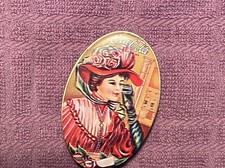 Mini boîte ovale vintage en étain COCA COLA COKE (boîte à pilules ?) avec dame victorienne années 70/80 