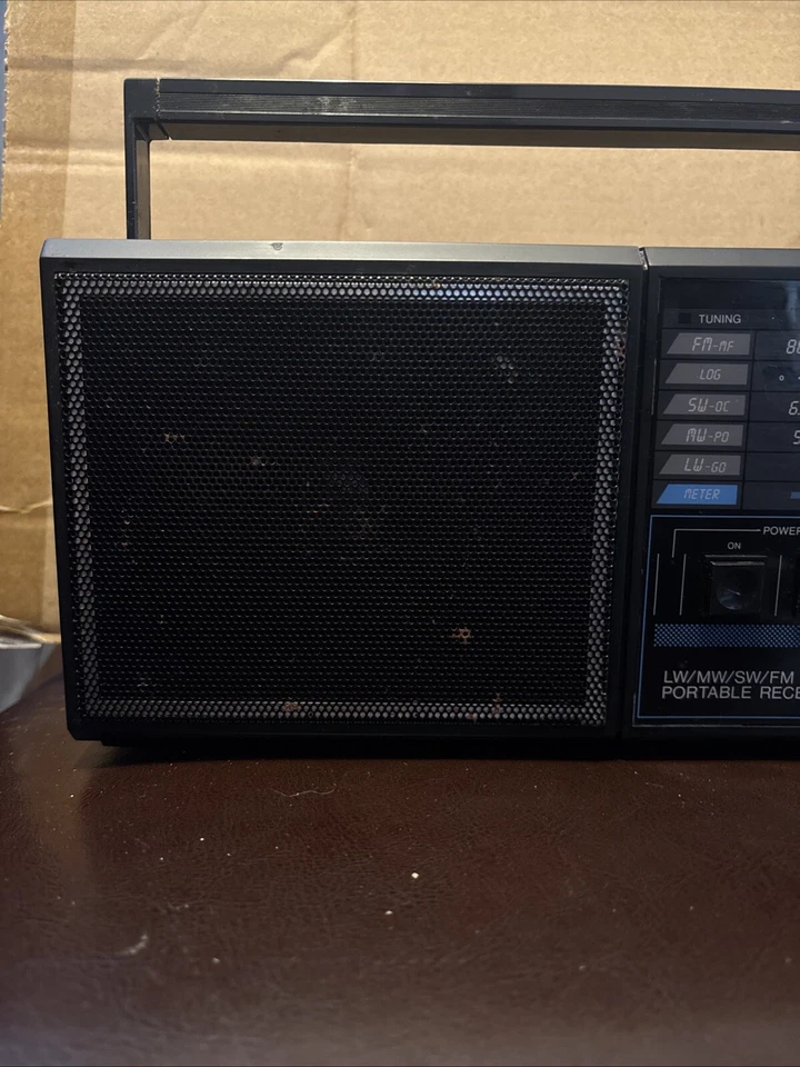 Realistic Tandy 4 Band LW/MW/SW/FM Portable Radio Receiver Please Read - Image 2 of 4