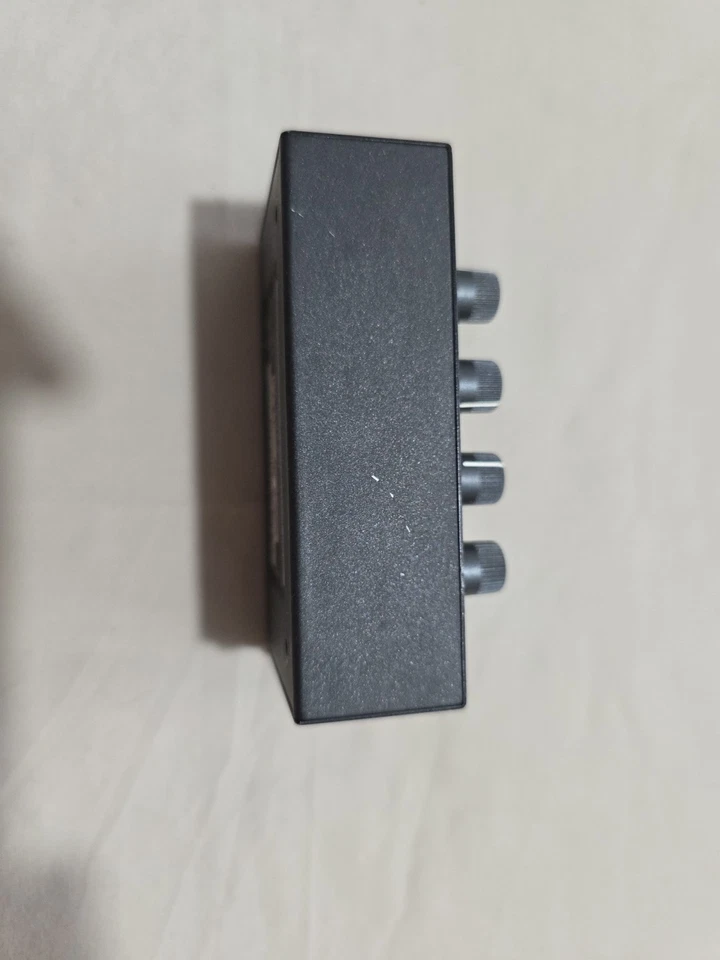 Behringer MicroAMP HA400 ultra-compact 4-channel stereo headphone amplifier - Image 3 of 4