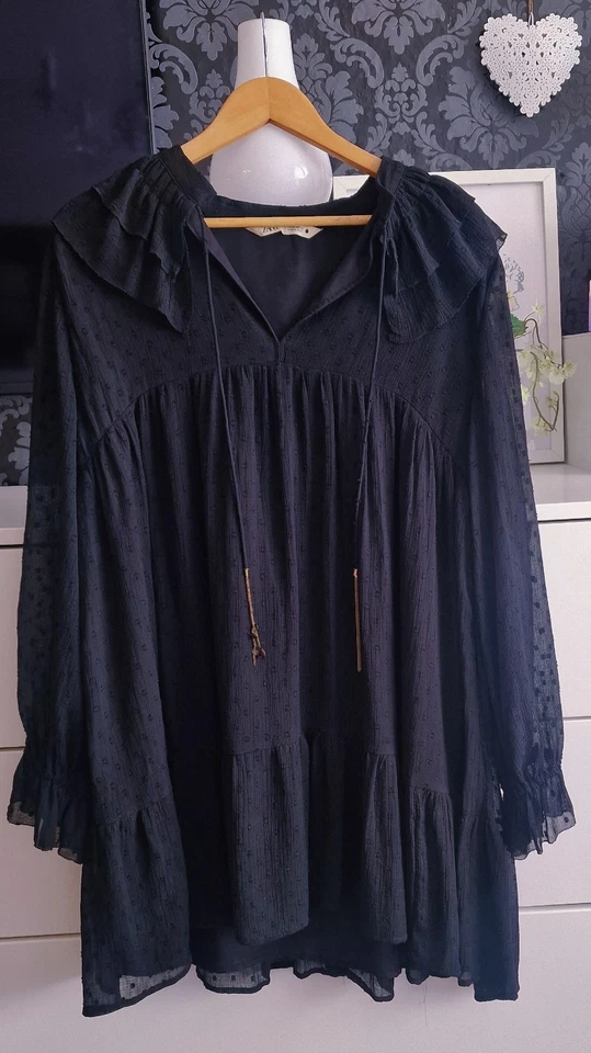*WIE NEU* Zara Kleid schwarz Rüschen Volants Büro Raffung Gr. XL - Bild 2 von 4