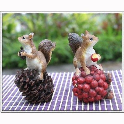 2 Stück niedliches Harz Eichhörnchen auf Nuss Kirschkind Home Regal 松鼠
