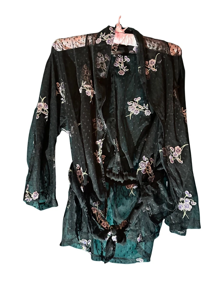 Dolman Hecho a Mano Punto Negro Transparente con Flores Bordadas Púrpura | Jennafer Grace Foto 2 de 4