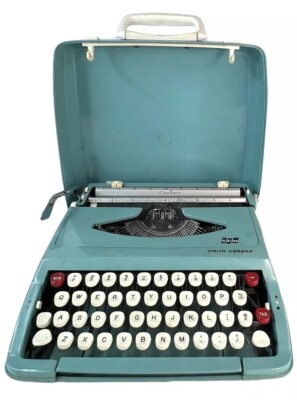 VINTAGE SCM Smith Corona Cougar aquablau tragbare Schreibmaschine mit Abdeckung! ENGLAND