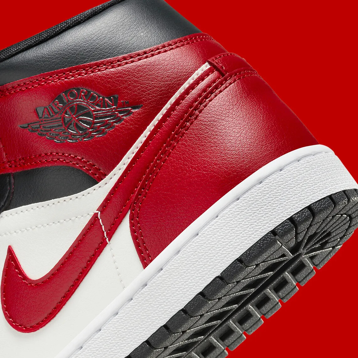 国内配送 NIKE W AIR JORDAN 1 MID SAIL/GYM RED-OFF NOIR-WHITE Nike Air Jordan 1 Mid 