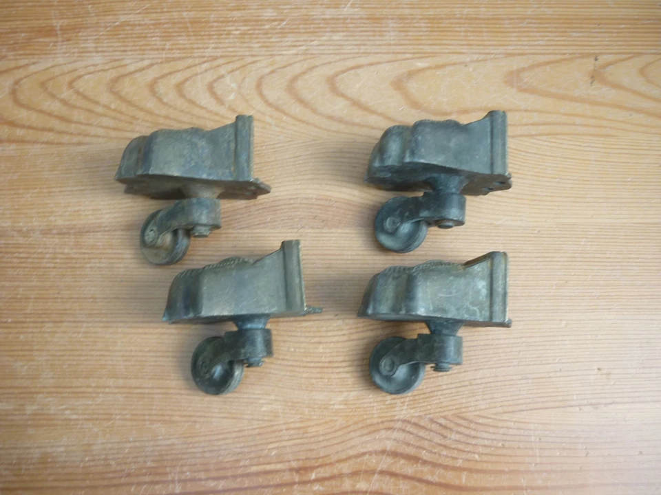 4 pieds à roulette de table , de guéridon forme patte de lion , meuble ancien - Photo 3/4