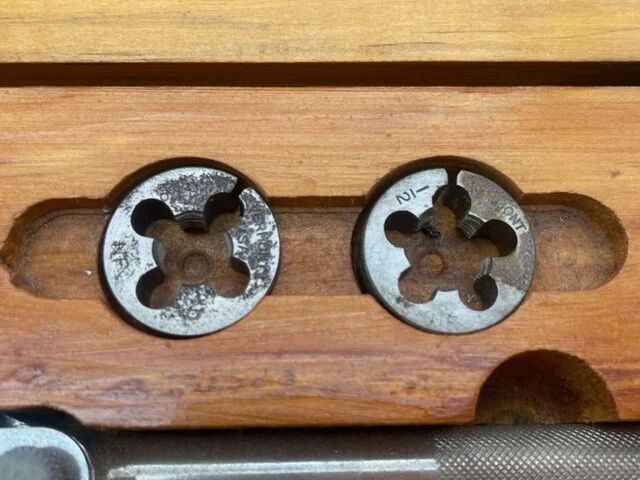 Placa de tornillo redonda ajustable Vermont Tap & Die T-2A con estuche de madera vintage Foto 4 de 4