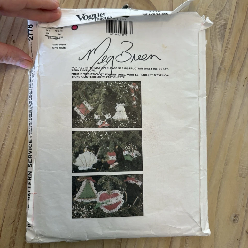 Vogue Sewing Pattern 2776 Christmas Decorations - Tree Skirt Wreath Stockings - Image 3 of 4