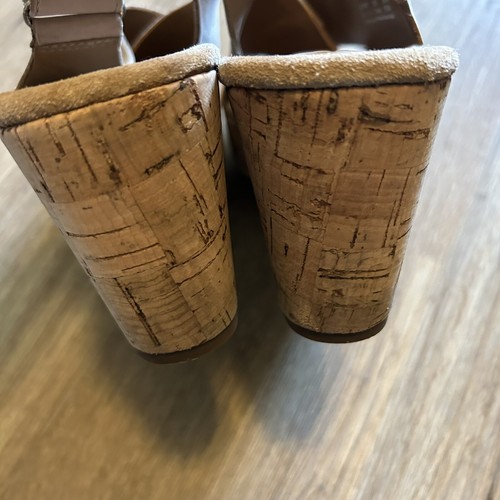 Sandalia de cuña Clarks Artisan Caslynn Shae de cuero desnudo con correa corcho para mujer 10’s - Imagen 5 de 10