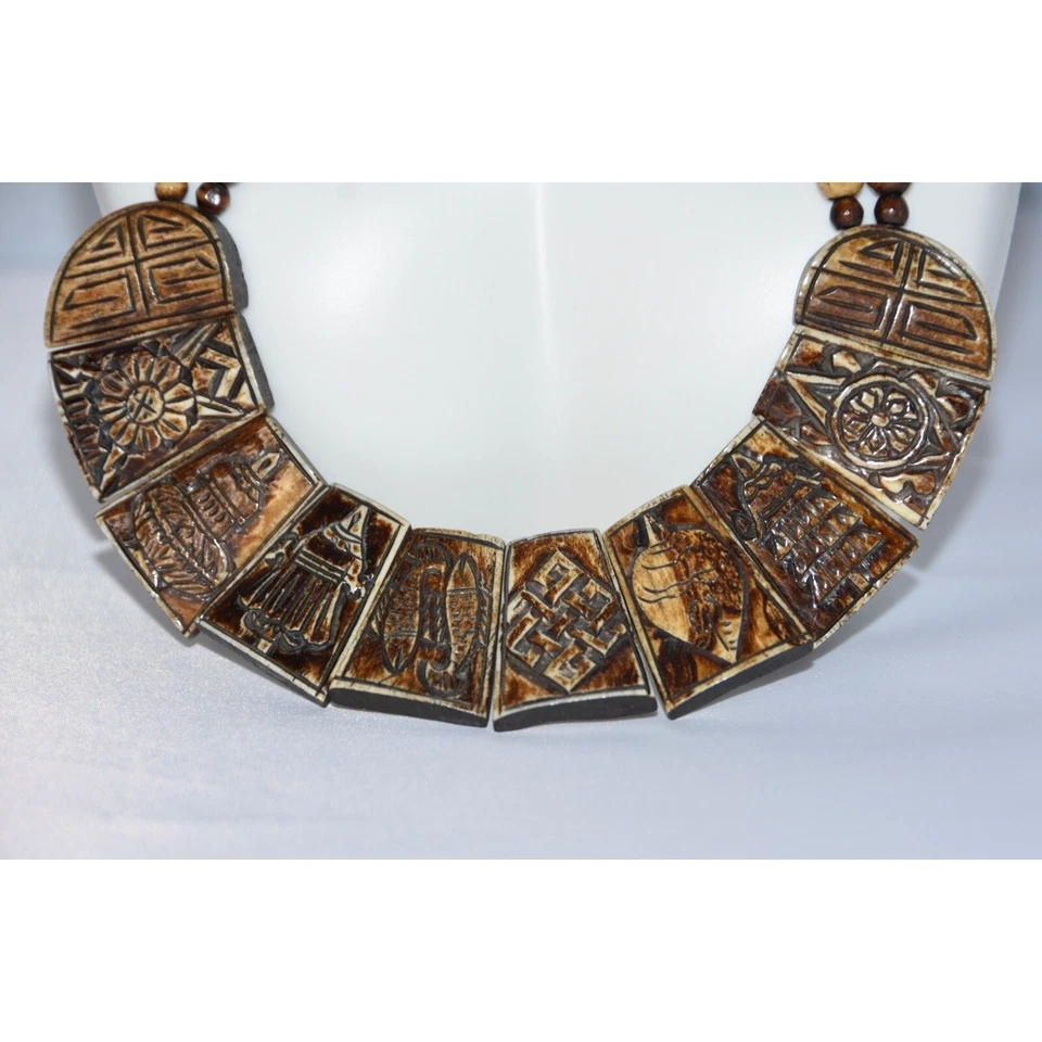 COLLAR AMULETO HUESO YAK TALLADO 8 SÍMBOLOS AUSPICIOSOS HECHO A MANO TIBETANO Foto 2 de 4