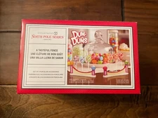 Dept 56 A TASTEFUL FENCE SET/2 North Pole Village DUM-DUMS 6014518 BRAND NEW