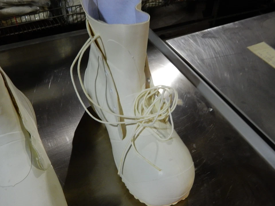 Botas militares de EE. UU. MICKEY MOUSE Temperatura Fría Extremada, BLANCAS, ¡Botas de conejito sin usar! Foto 4 de 4