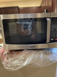 Toshiba EM131A5C-BS - 1.2 Cu.ft, 1100W - Capteur intelligent, intérieur facile à nettoyer, ECO