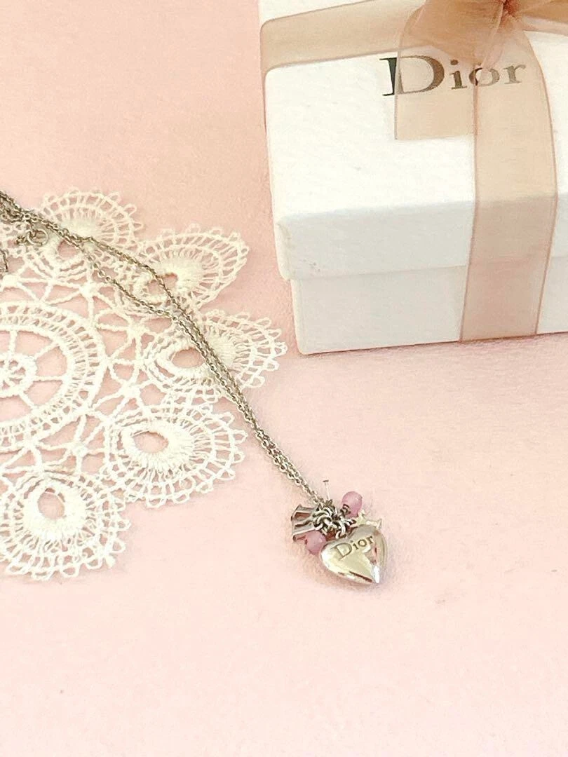 Collier breloque Dior argent en forme de coeur avec perles roses   accessoire port quotidien