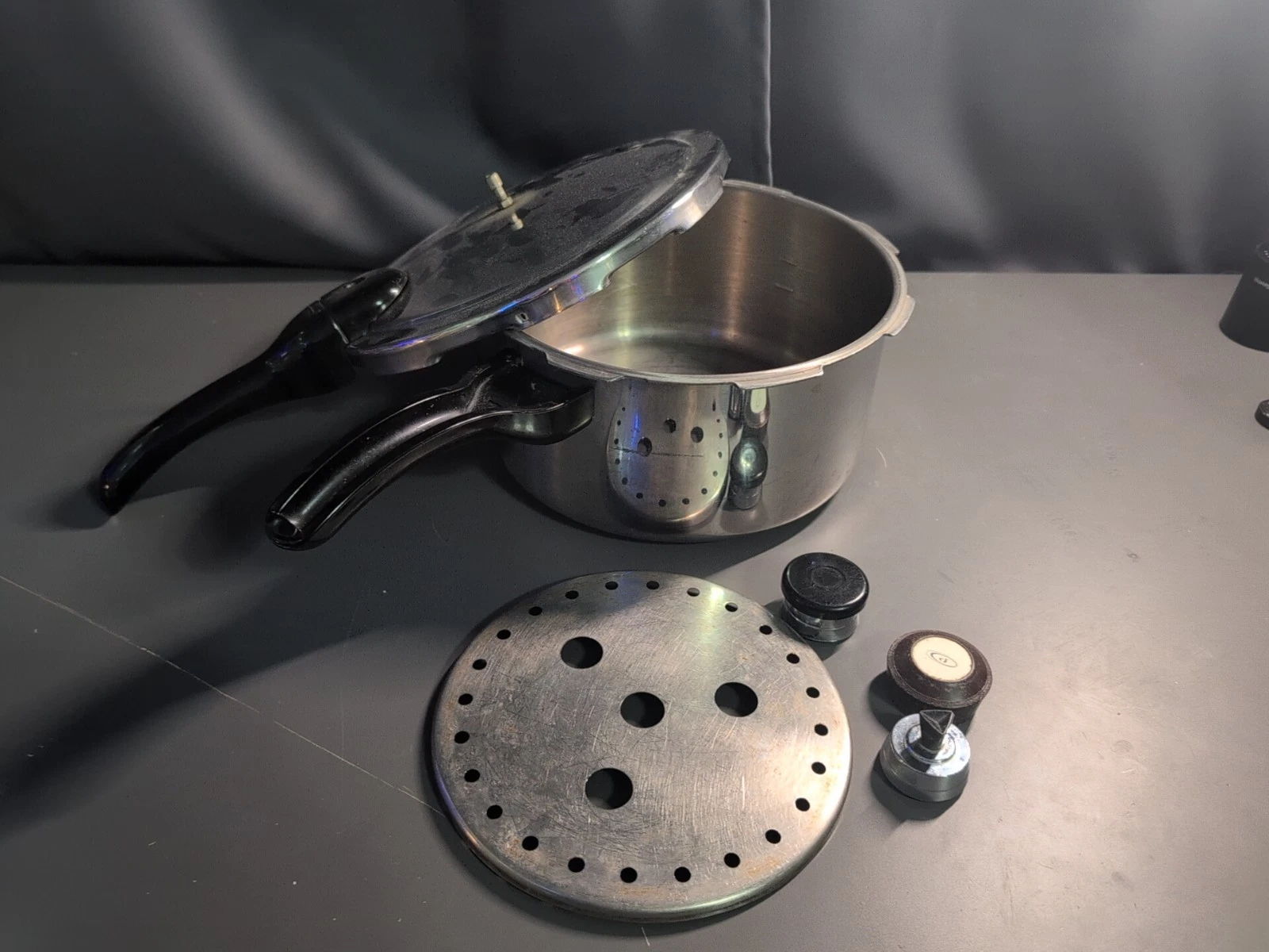 Presto Pressure Cooker Aluminum 7 Quart W/ tray