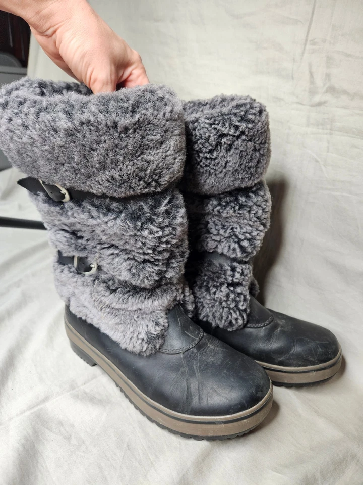Botas de nieve impermeables Ugg Lilyan para mujer 7 negras grises piel de oveja forro polar Foto 2 de 4