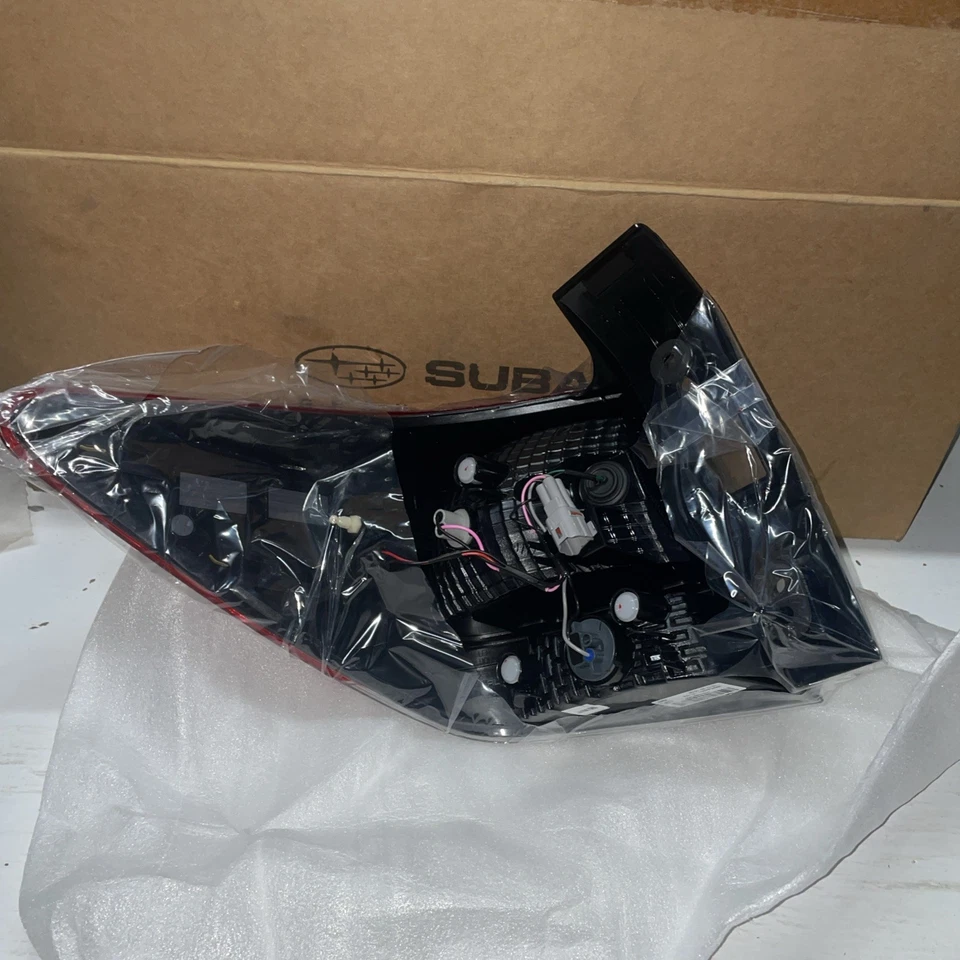 2017-2023 Nuevo OEM GENUINO SUBARU IMPREZA LUZ TRASERA DERECHA EXTERIOR LUZ TRASERA Foto 3 de 4