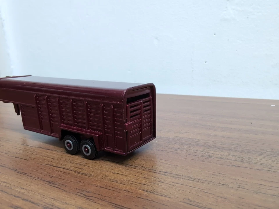 1/64 Ertl Farm Toy Gooseneck Livestock Trailer maroon - Image 2 of 3