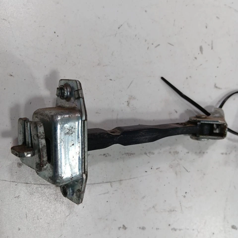 Toyota Prius C puerta control pasajero derecho bisagra trasera tope detención 2017 2016  Foto 2 de 4