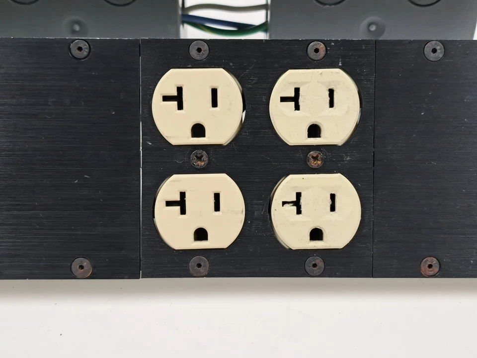 L21-30P L21-30R 3 Phase 2U 4U 20A Duplex Edison PDU Rac Pac Power Power Distro - Image 4 of 4