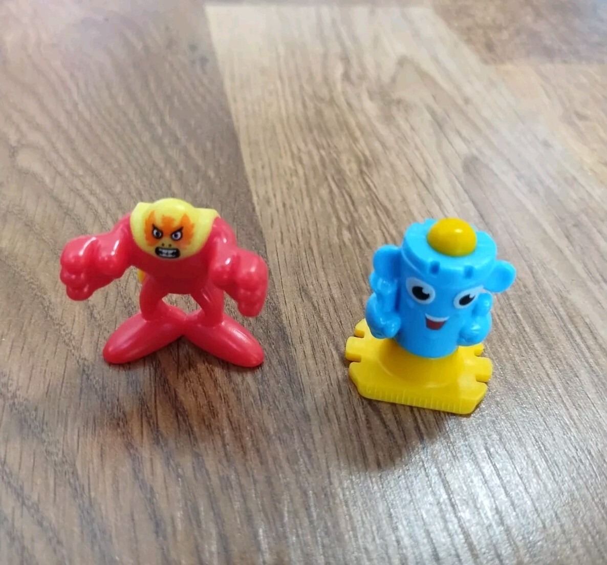 Kinder Chocolate Egg Surprise Wrestler Red Lucha Libre Figure