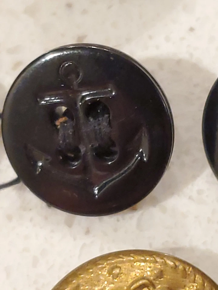 Lote de 5 Botones Redondos Ancla Marina Militar De Colección Latón Y Baquelita Era Segunda Guerra Mundial. Foto 4 de 4