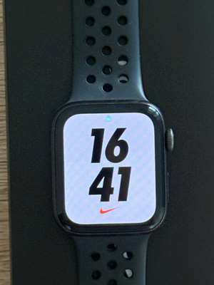 Apple Apple Watch Nike Series SE 44 mm Alu Schwarz mit Silikonarmband