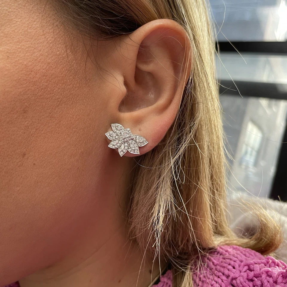 Aretes de diamantes impecables Kat Florence de oro blanco de 18 k de 1,18 quilates D $13000 Foto 2 de 4