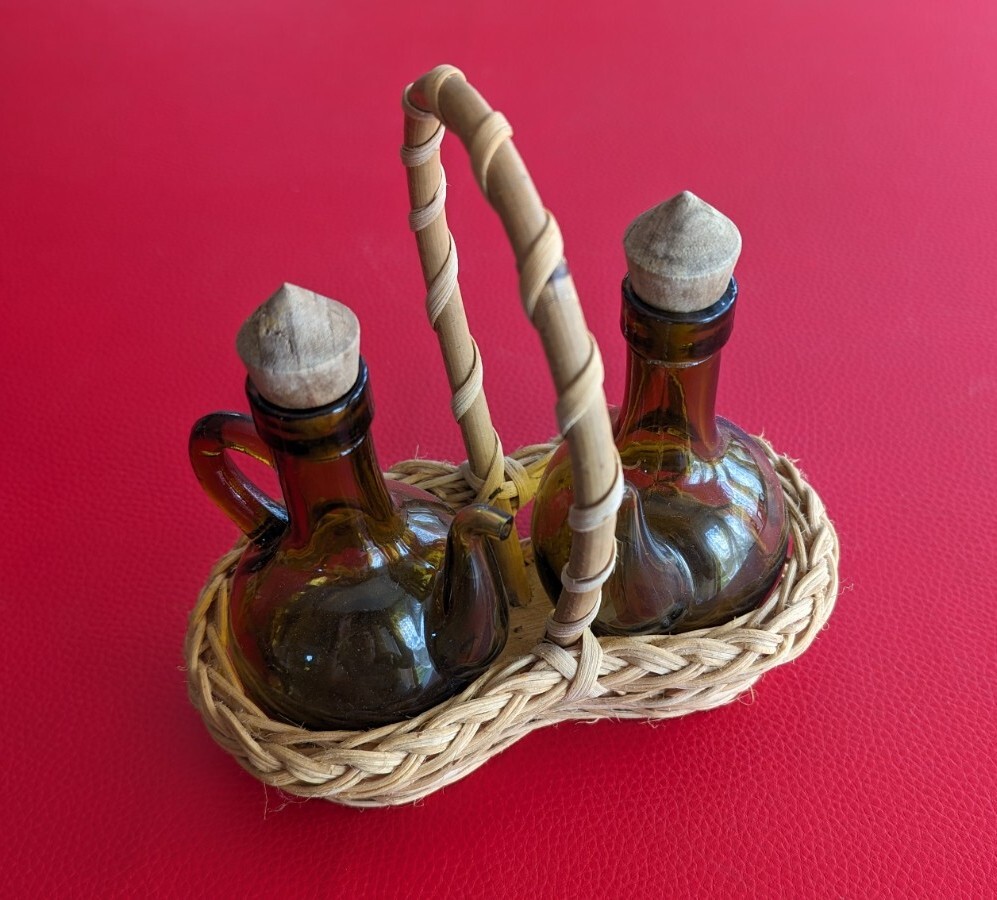 Menage Vintage Retro Deko Essig Öl Pfeffer Gelbglas BastKorb Karaffe Menagerie