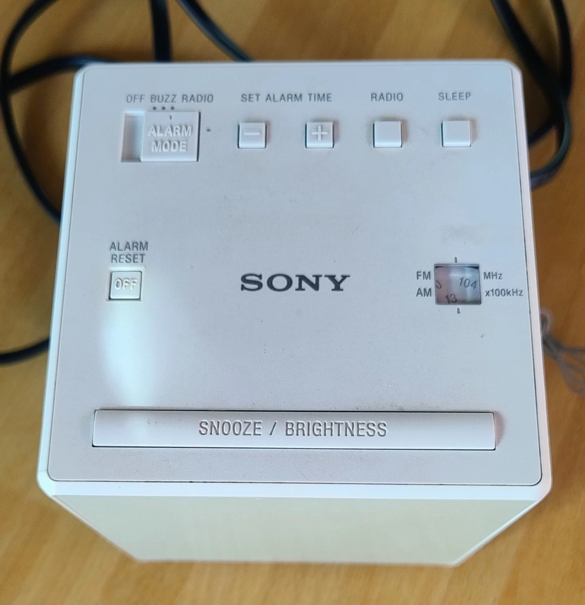Radio despertador digital Sony ICF-C1 AM/FM Snooze brillo ajustable blanco