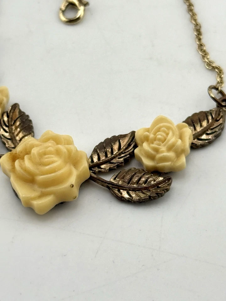 Collar de 20 pulgadas tono dorado con rosas amarillas con hojas de oro   AB-4 Foto 2 de 4