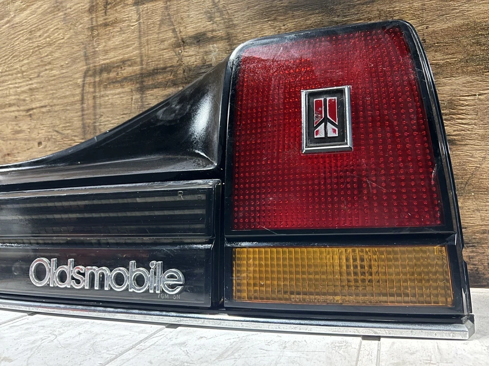 1987-1988 OLDSMOBILE CUTLASS CALAIS OEM LANTERNA TRASEIRA DIREITA LANTERNA TRASEIRA DE PASSAGEIRO - Imagem 3 de 4