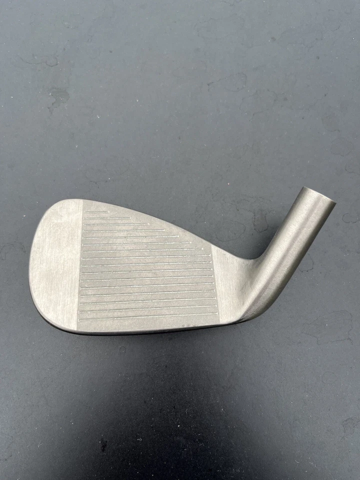 Cuña de lanzamiento Liquidmetal Golf PW - Solo cabeza - Nueva - ¡¡Súper rara!!! Foto 3 de 4