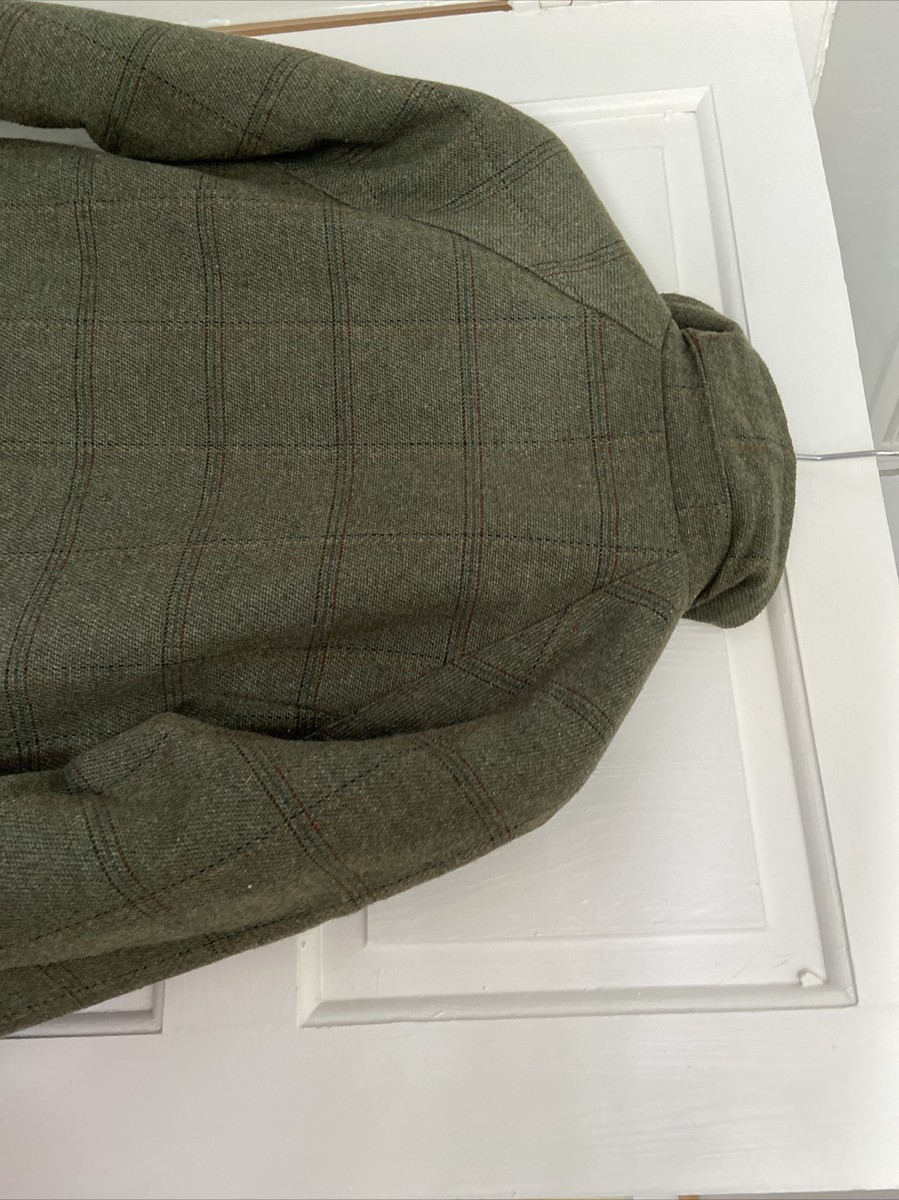 Blazer en tweed de laine mélangée à carreaux Versace porté par Breana