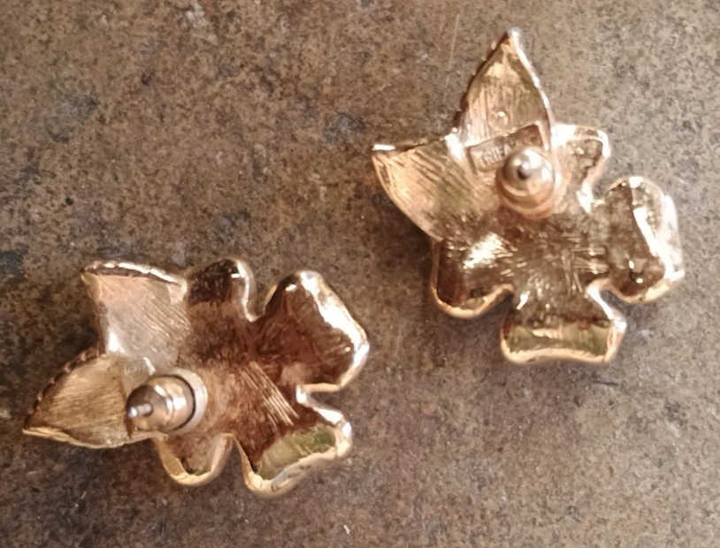 Pendientes perforados de colección Trifari oro esmalte rosa madera de perro flor imitación perla usados en excelente estado Foto 4 de 4