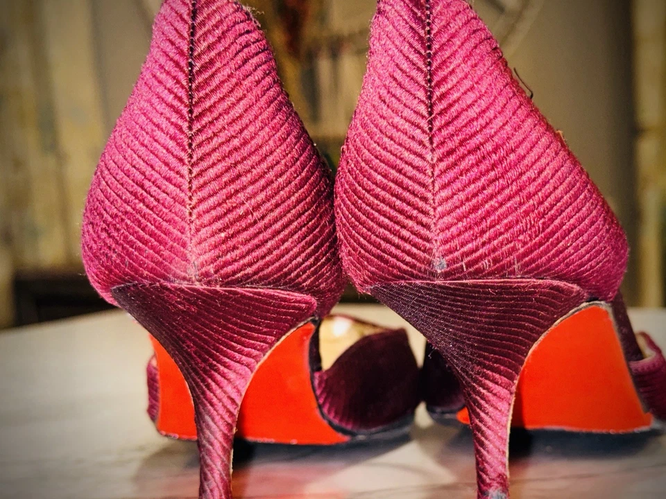 Christian Louboutin бордовый ребристый атласный заостренный носок слинга каблуки ЕС 38 - Изображение 2 из 4