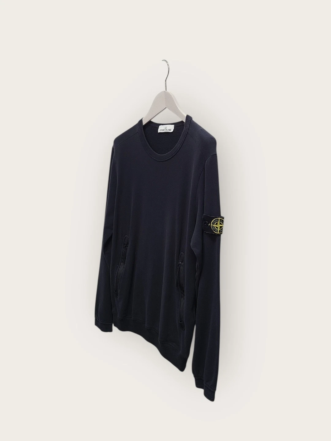 Felpa rotonda Stone Island nera con zip e distintivo tasca 42358630