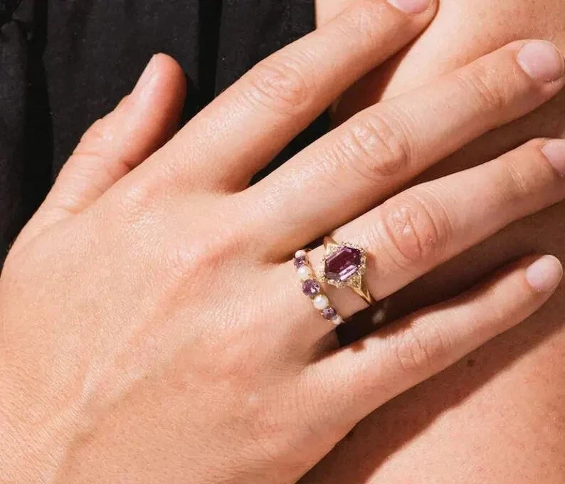 Alianza de boda de eternidad de perlas y amatistas de agua dulce enchapada en oro apilable Matchi Foto 2 de 4