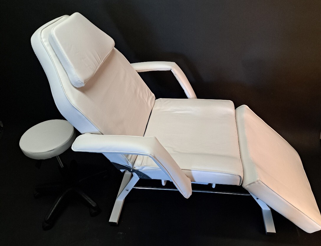 Kosmetikliege, Massageliege, Therapieliege, verstellbar mit Hocker