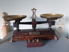 Jolie petite balance fonte 1 kg plateaux épicier +boite de 11 poids complète