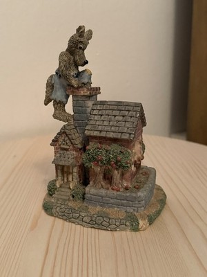 The big bad wolf and the three little pig statue  