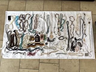 Riesiges Konvolut 65 Teile Ketten Armbänder Broschen Steine Perlen Modeschmuck