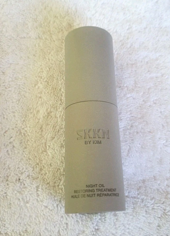 Tratamiento restaurador de aceite nocturno SKKN by Kim 1 fl oz / 30 ml cuidado de la piel Kardashian Foto 2 de 3