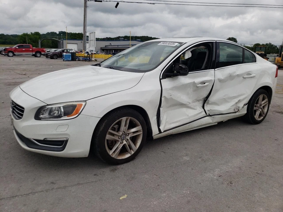 Used Rear Bumper Assembly Rear fits: 2014 Volvo S60 S60 T5 w/o sport package w/o Foto 2 de 4